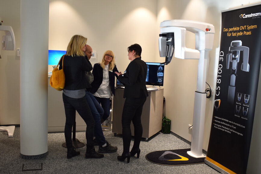 Carestream Dental bietet branchenführende digitale Produktlinien und Dienste, einschließlich Bildgebungsgeräte, CAD/CAM- Systeme sowie Software- und Praxismanagementlösungen für Zahnmediziner an und stellte eine Auswahl davon in Ratingen vor. © DTI