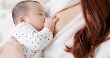 Kombinacija materinega mleka in otroške sline ustvarja zdrav ustni mikrobiom