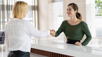 O Jay Gaier εξηγεί γιατί το προσωπικό της υποδοχής είναι οι πιο πολύτιμοι υπάλληλοί σας