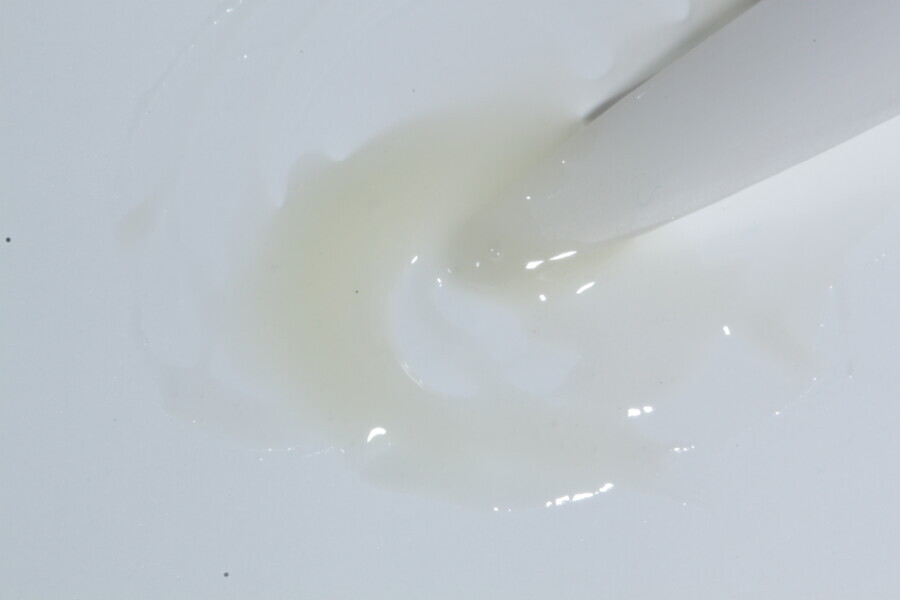 Fig. 6: Dual-polymerising resin cement (ResiCem, SHOFU) is mixed.