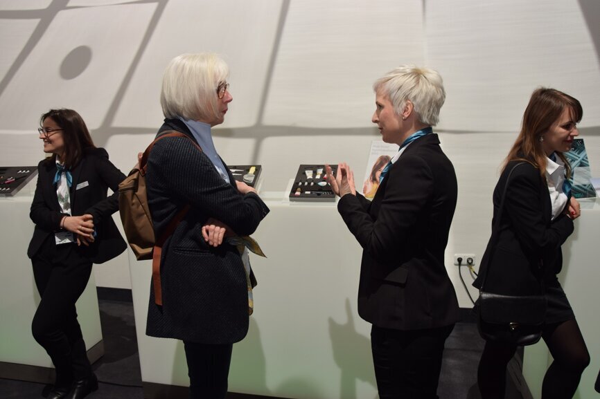 The get-together after the presentations provided the guests with the opportunity to speak with GC staff on-site. (Photograph: Monique Mehler, DTI)