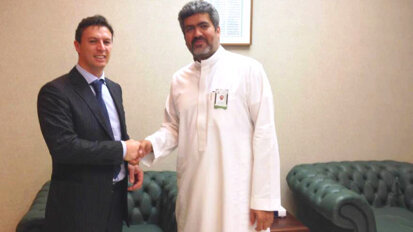 Doctor smile educates Saudi supplier on dental lasers