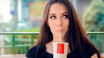 Bere tra i pasti può accentuare l’erosione dei denti