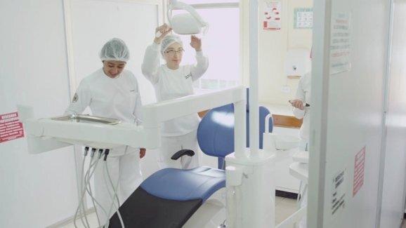 Universidade equatoriana recebe unidades de tratamento odontológico Dentsply Sirona