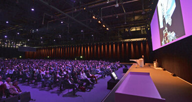 Des milliers de praticiens assistent à la plus grande rencontre internationale de dentisterie implantaire à ce jour