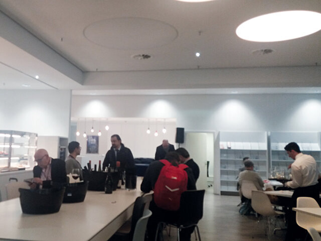 Novináři proto ocenili klidnou vyhrazenou místnost jen pro tisk