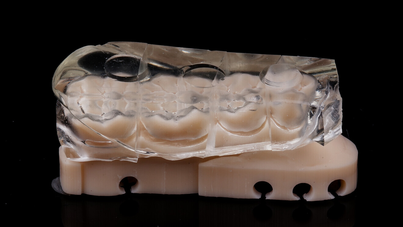 Fig. 10: 3D-printed model and clear silicone index.
