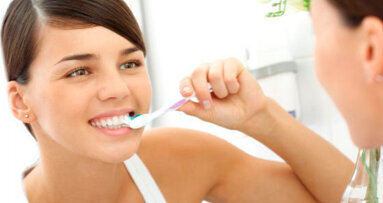 Un’attenta cura dentale aiuta a mantenere un aspetto giovanile