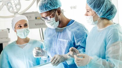 Studie zeigt Auswirkungen von Emotionen zwischen Chirurgen im OP Studie zeigt Auswirkungen von Emotionen zwischen Chirurgen im OP