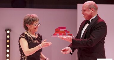 Proprietária de fornecedora de laboratório odontológico recebe prêmio por realizações vitalícias