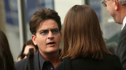 Зъботехничка съди актьора Чарли Шийн