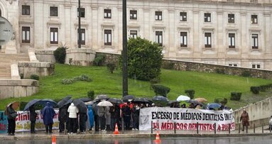 Médicos dentistas em protesto frente ao parlamento