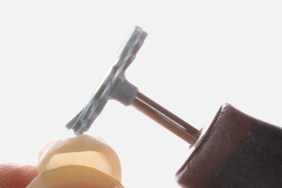 Fig. 15: Silicone brushes with diamond grains do not change the shape of the surface, but smooth it. Contact with the workpiece should be made at
a slight angle so that the bristles can deect better and do not kink.