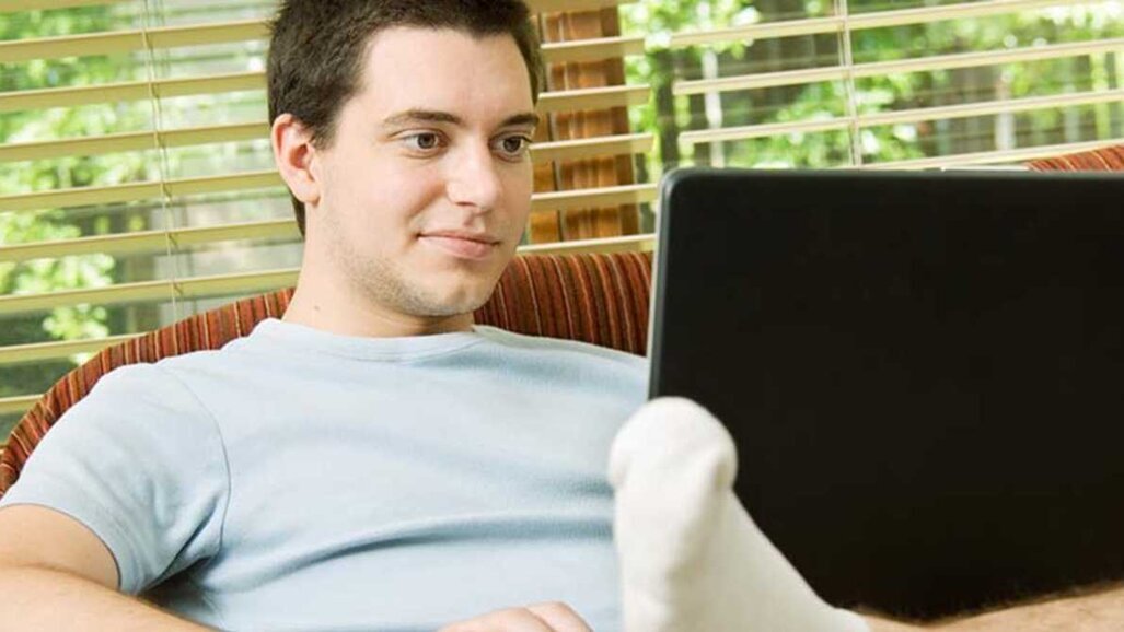 O uso excessivo de computadores pode afetar a saúde bucal, aponta estudo