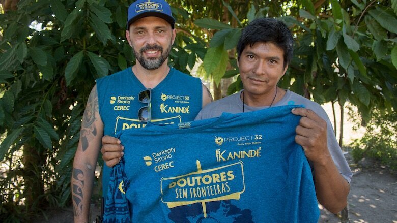 Figura 7. El Dr. Caio Machado, jefe de la expedición, es recibido por el líder de la aldea.
