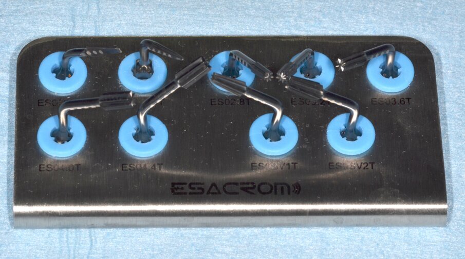 Fig. 8 - Kit dedicato per la preparazione ultrasonica del sito implantare.