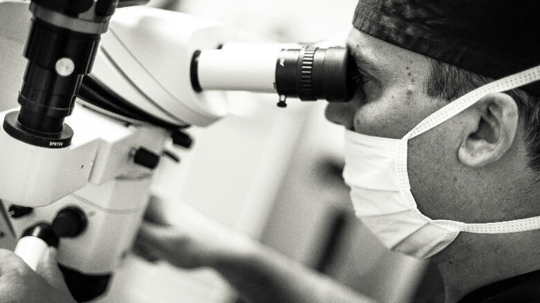 Microscopio operatorio e sorgenti laser strumenti imprescindibili per la pratica clinica quotidiana