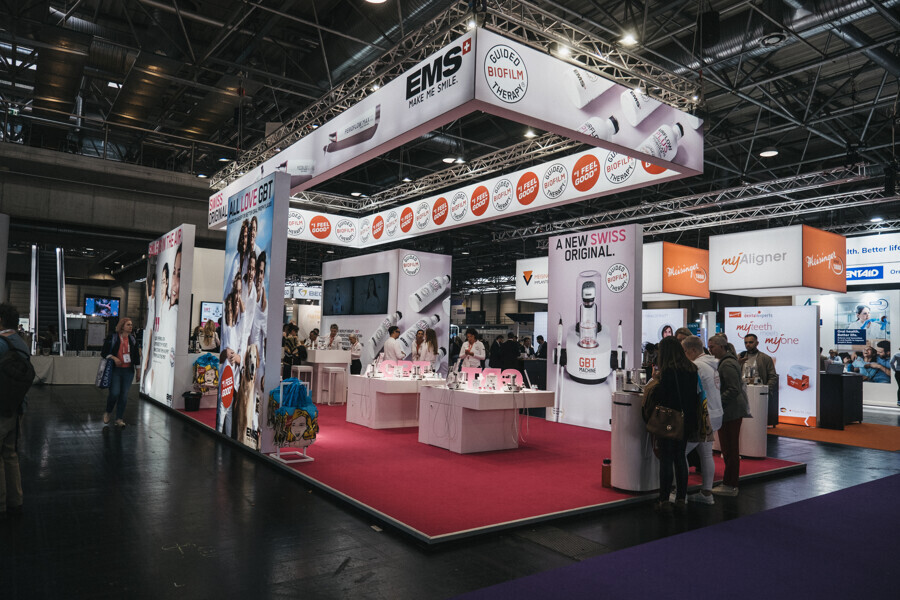 Odwiedzający targi EuroPerio11 mieli okazję dowiedzieć się więcej o nowym urządzeniu na stoisku EMS. (Zdjęcie: Dental Tribune International)
