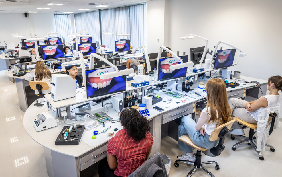 Profesionales de la odontología participan en una formación práctica en el GC Europe Campus de Bélgica.