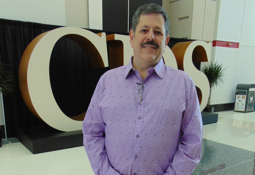 Author and lecturer Dr. Gregori Kurtzman of Silver Spring, Md., begins his day at the Midwinter Meeting. (Photo: Fred Michmershuizen/Dental Tribune America)