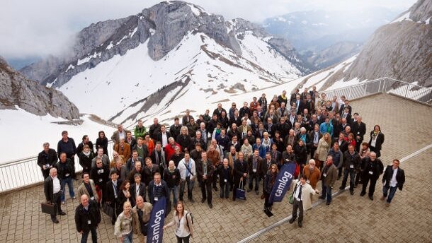 Implantologie und festliche Stimmung in den Schweizer Bergen