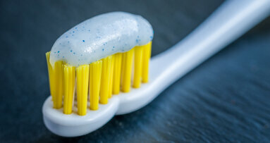 Zahnpasten mit Weiß-Effekt im Test: Schwarz gegen Weiß