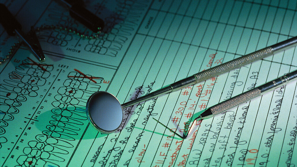 Απελευθερώνεται το επάγγελμα του οδοντοτεχνίτη και ακόμα 135 επαγγελμάτων από τις 2 Ιουλίου αλλά όχι του οδοντίατρου.