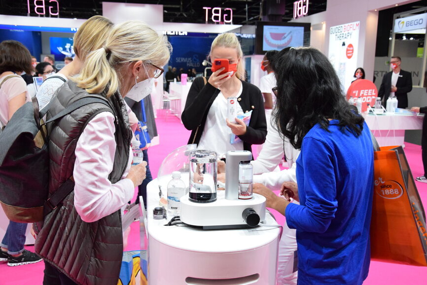 Product demonstration at the EMS booth. (Image: Dental Tribune International) 