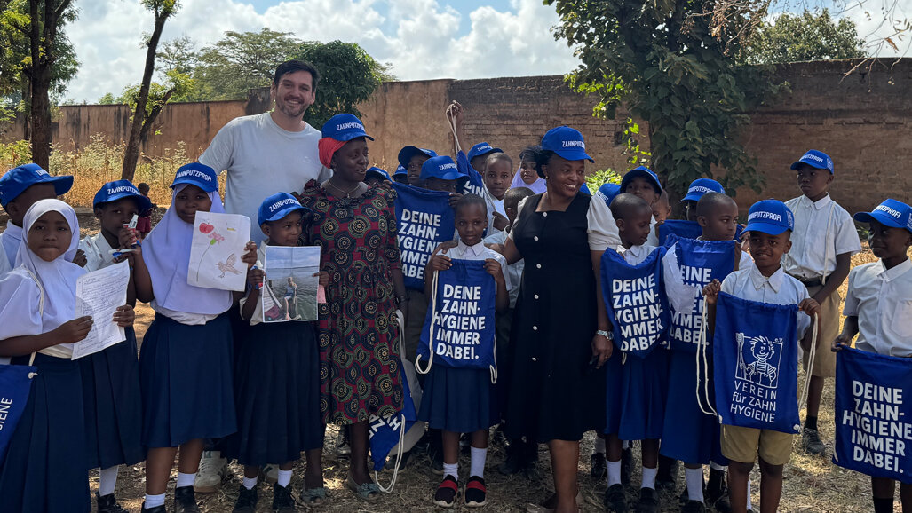 Aufklärung und Austausch am Fuße des Kilimandscharo im Zeichen der Zahngesundheit