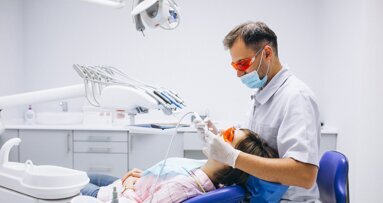 Skutki pandemii COVID-19 wciąż widać także po zębach