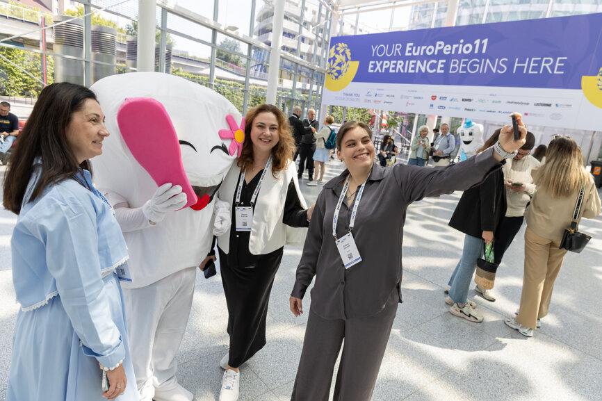 Attendees taking pictures with the EuroPerio mascot. (Image: EFP)