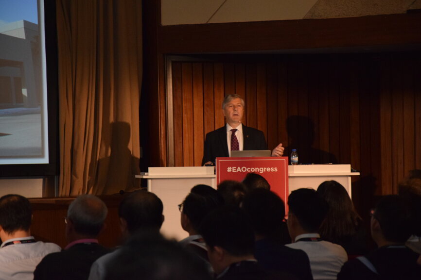 Dr Jeffrey Ganeles gives examples, indications and recommendations for the use of different loading intervals at the Osstell Scientific Symposium. (Photograph: DTI)