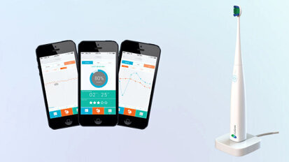 Une brosse à dents connectée à un smartphone surveille le brossage