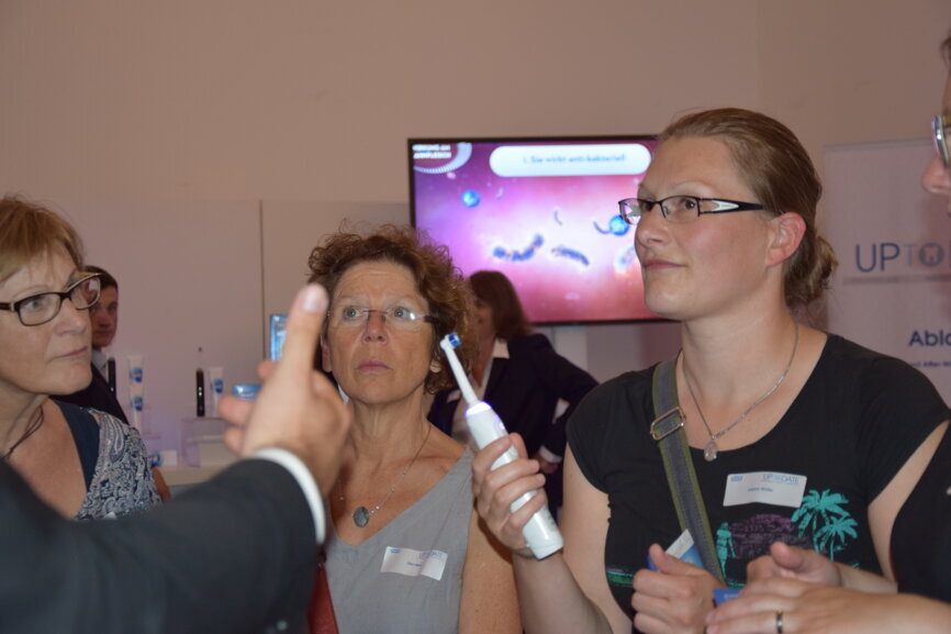 An diversen Ständen konnten sich Teilnehmer über Produkte informieren und diese testen. (Photograph: Franziska Beier, DTI)