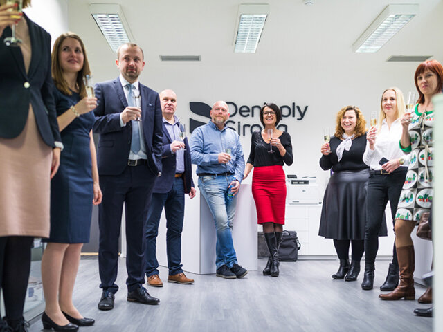 Slavnostní otevření showroomu proběhlo v příjemné a přátelské atmosféře, kdy měli hosté možnost si prohlédnout vystavené stomatologické soupravy a další zařízení, a vzájemně se seznámit