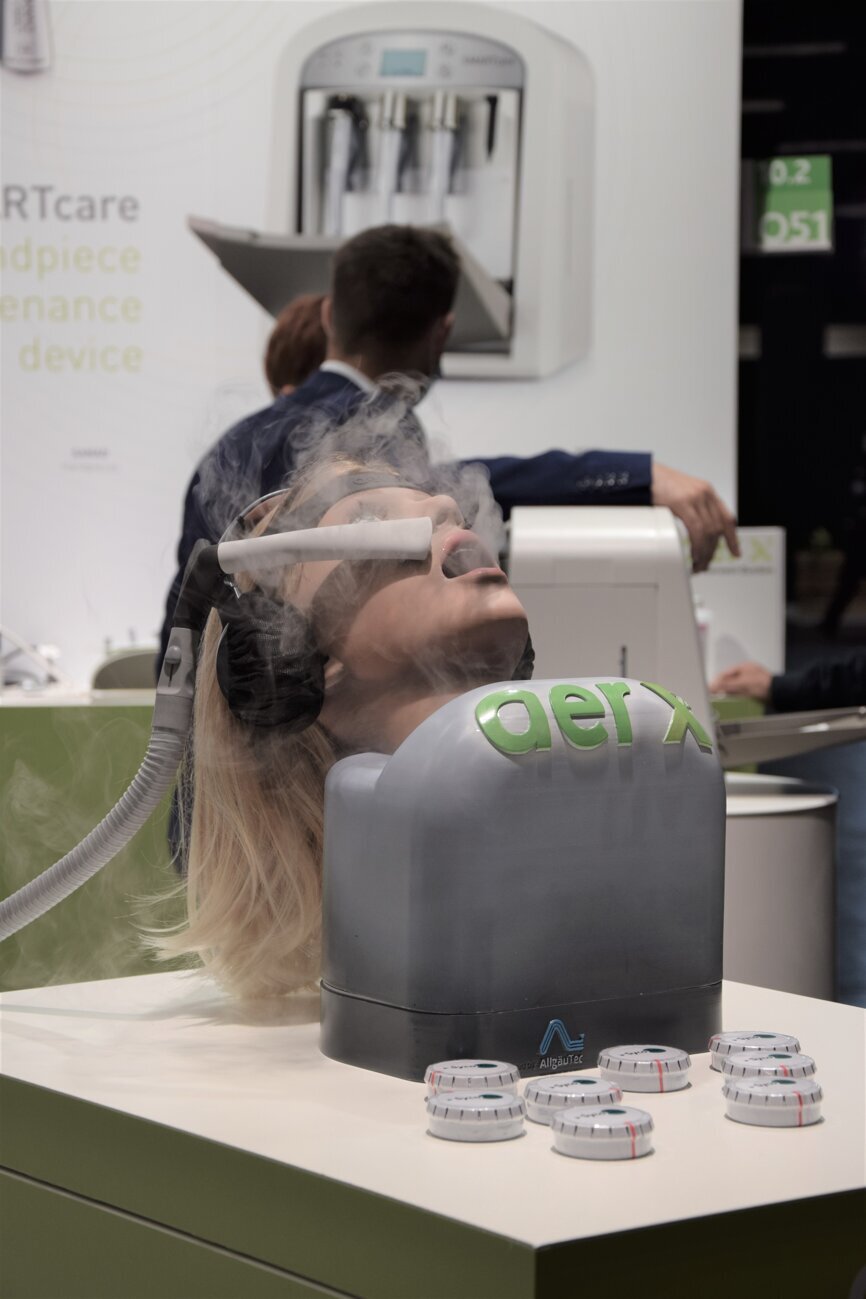 SycoTec presents its aerosol suction device aer x at IDS. (Image: Dental Tribune International) 
