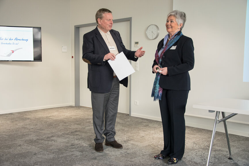 Thomas Gärtner, geschäftsführender Gesellschafter,  stellte Christine Baumeister-Henning, Sachverständige für zahnärztliches Gebührenrecht, vor. Sie klärte über die zehn größten Abrechnungsfehler auf.