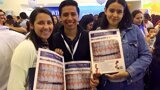 Odontólogos, técnicos dentales, estudiantes y personas de todas las edades recibieron ejemplares de Dental Tribune y de AMIC Today, el periódico de ferias de la editorial. Incluso niños y hasta un osito de peluche, como se aprecia en las fotos, se divirtieron y aprendieron leyendo la publicación más leída en América Latina. (Fotos: Michelle Arias)