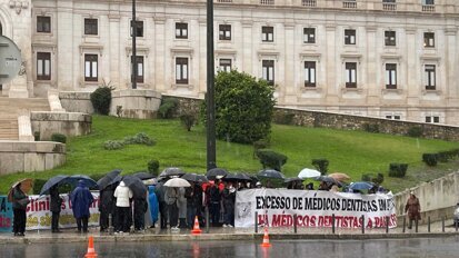 Médicos dentistas em protesto frente ao parlamento