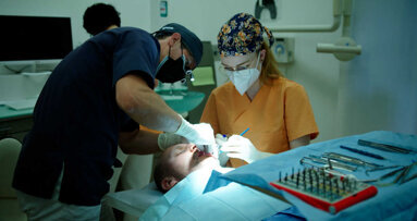 Paciente recebe implante dentário sob auto-hipnose: “Foi fácil desligar a dor”
