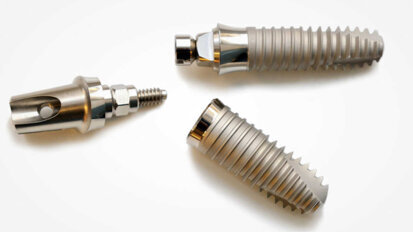 L'étude  compare les surfaces des implants dentaires usinés et sablés