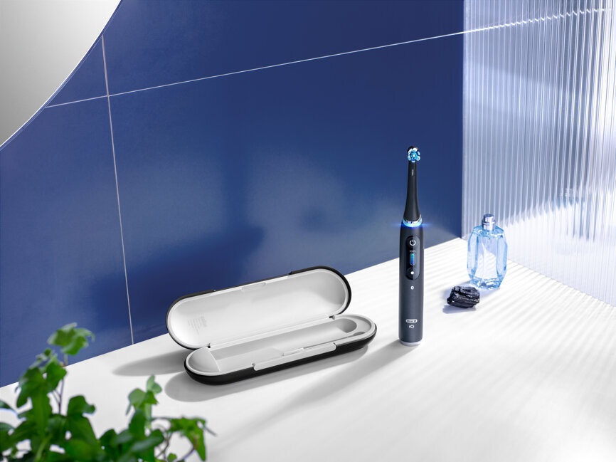 Oral-B iO black with travel case. (image: Procter & Gamble)