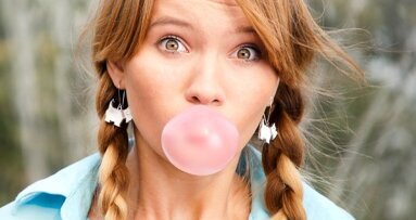 Chiclete pode causar enxaquecas em crianças e adolescentes