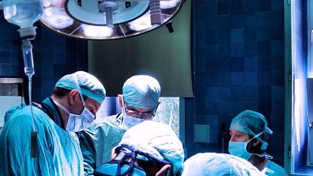 Udana operacja wszczepienia implantów stawów skroniowo-żuchwowych