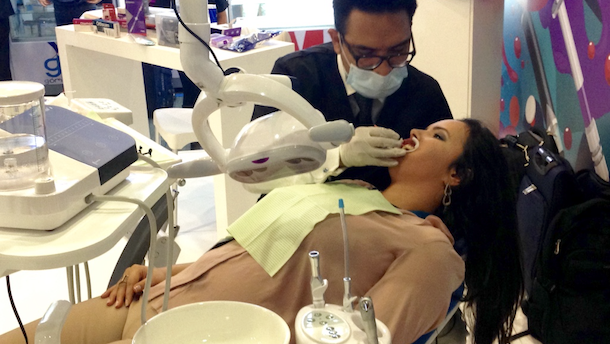 FGM demuestra en vivo la eficacia de sus productos de blanqueamiento dental