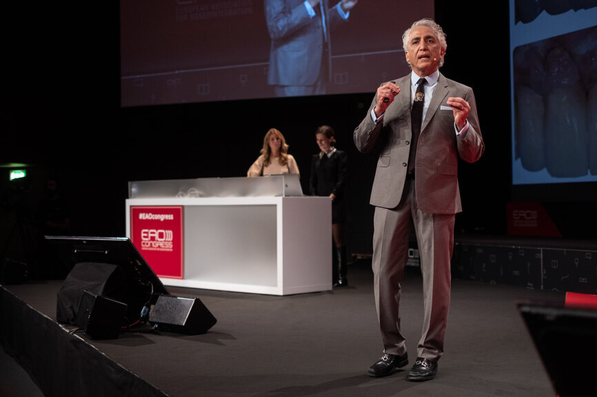 Dr Homa Zadeh delivering his lecture in the auditorium of the Lisbon Congress Centre. (Photograph: DTI)
