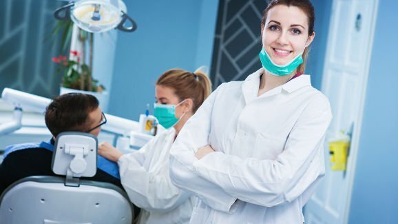 Dentistas em consultórios de pequenos grupos estão mais satisfeitos