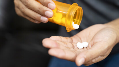 Für Menschen mit Schluckstörungen ist es meist sicherer, Tabletten unzerkleinert einzunehmen