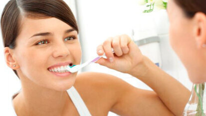 Un’attenta cura dentale aiuta a mantenere un aspetto giovanile