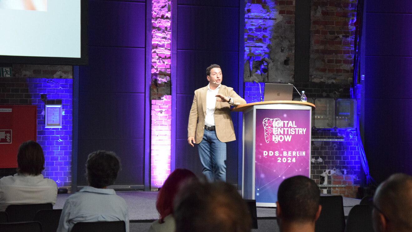 Dr Alex Sanders during presenting his lecture on artificial intelligence at Digital Dentistry Show.